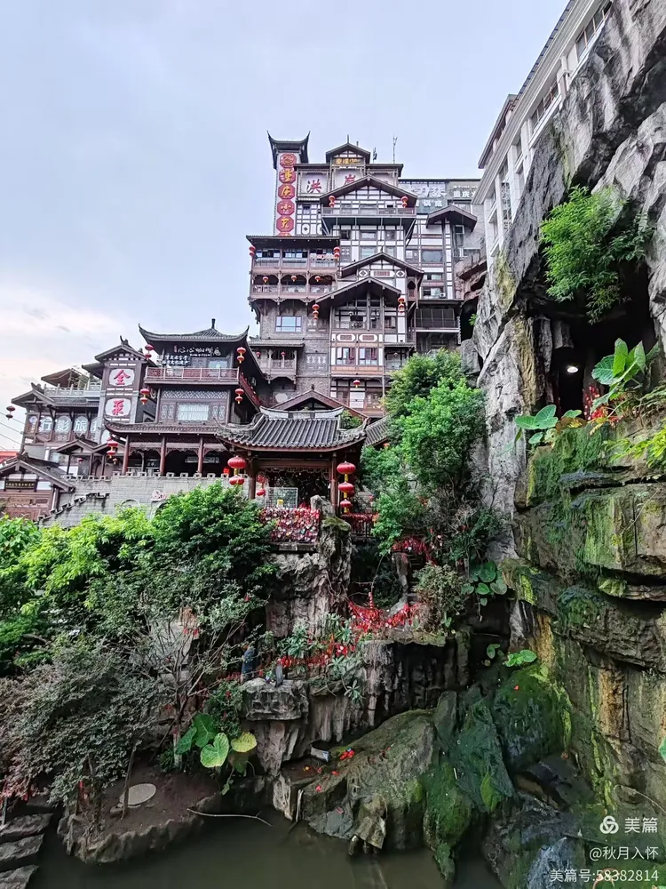 洪崖洞,这座历经千年风雨的山城瑰宝,以其独特的巴渝传统建筑特色和